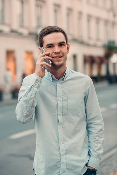 Uomo che parla al cellulare — Foto Stock