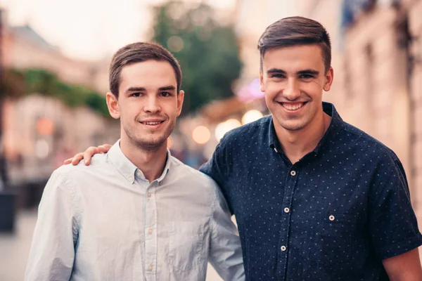 Deux hommes debout ensemble dans la rue — Photo