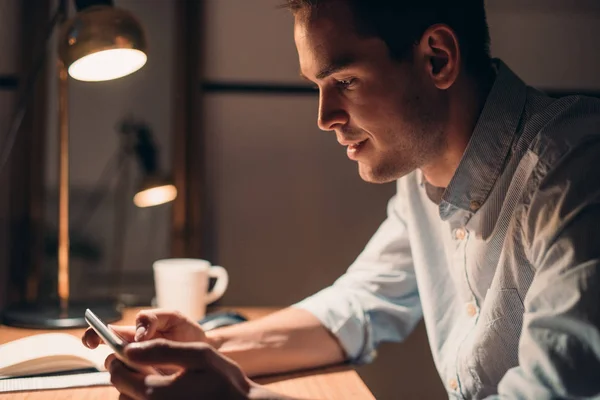 Hombre usando tableta por la noche — Foto de Stock