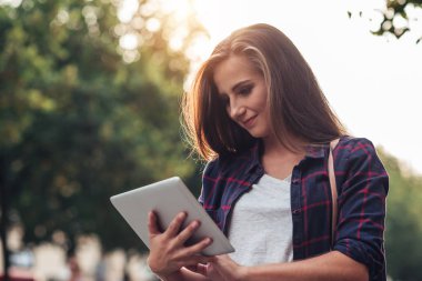 Genç kadın bir tablet ise şehir içinde kullanma