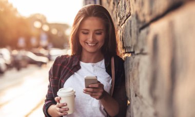 Genç kadın kısa şehirde mesaj