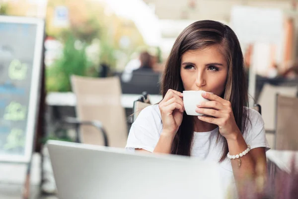 Vrouw die koffie drinkt — Stockfoto