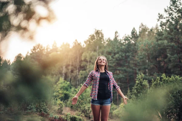 Ung kvinna njuter av en dag i skogen — Stockfoto