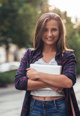 Dijital tabletli kadın 