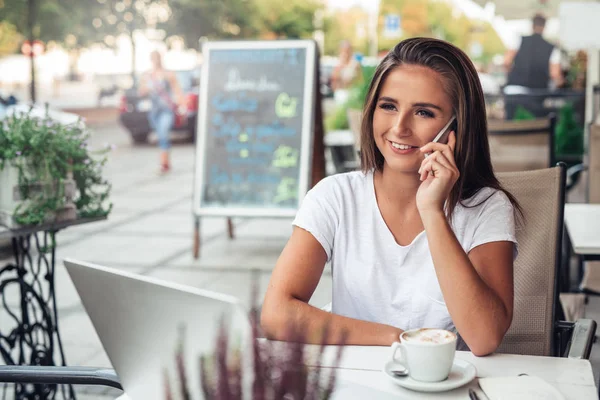 Jonge vrouw in gesprek op mobiele telefoon — Stockfoto