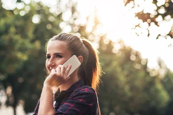 Kvinna pratar i mobiltelefon — Stockfoto