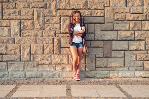 Mujer inclinada pared en la ciudad — Foto de Stock