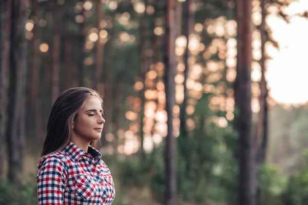 Mladá žena stojící v lese — Stock fotografie