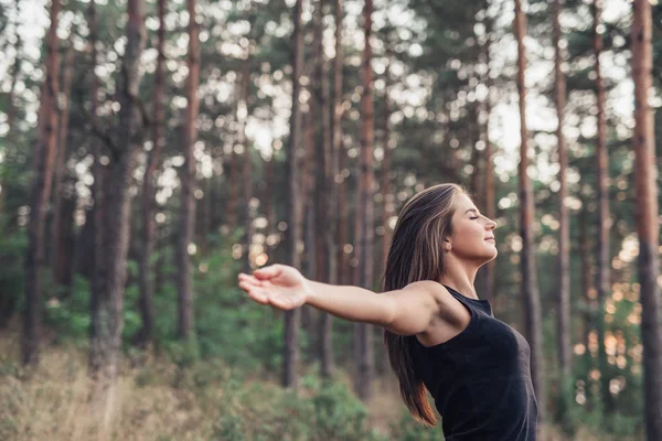 Jovem mulher de pé na floresta — Fotografia de Stock