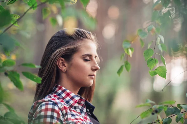 Ormanda duran genç bir kadın. — Stok fotoğraf