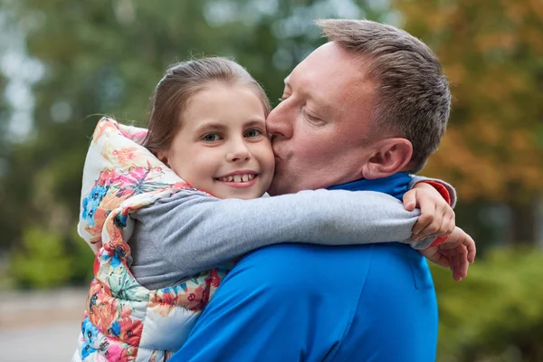 Father hugging and kissing daughter — Stock Photo, Image