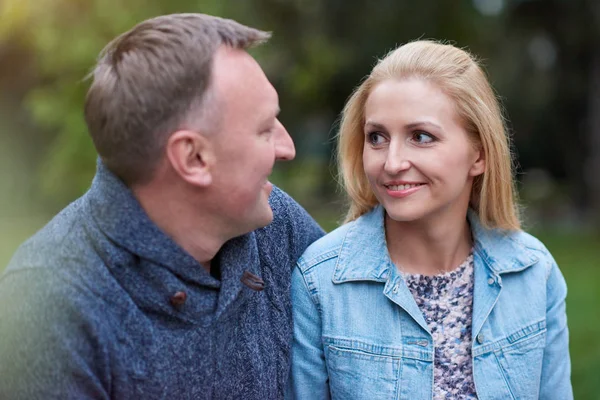 Paar sitzt zusammen im Park — Stockfoto