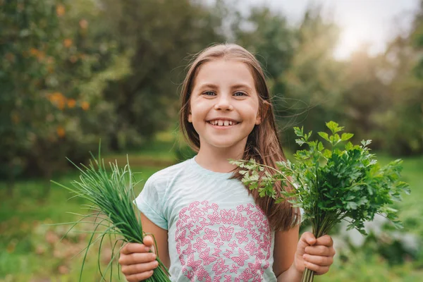 Smiling little girl in garden — Stock Photo, Image