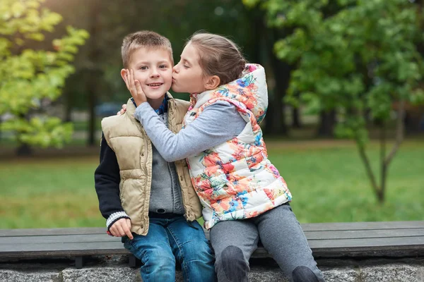 Menina beijando irmão — Fotografia de Stock