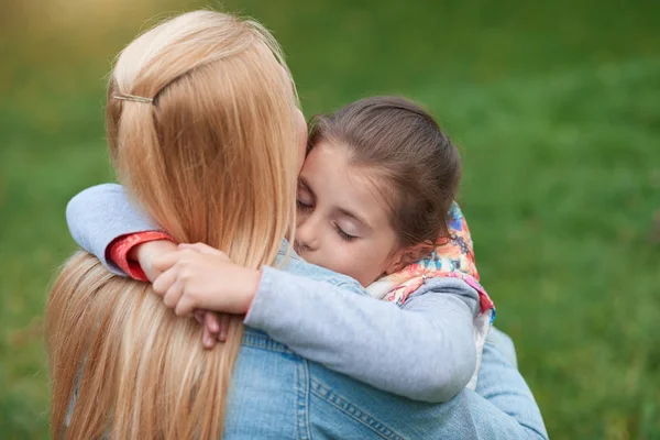 Κορίτσι αγκαλιάζει τη μητέρα της — Φωτογραφία Αρχείου