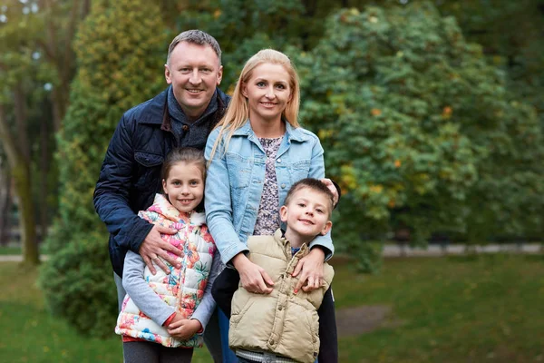 Anne ve baba ile kızı ve oğlu — Stok fotoğraf