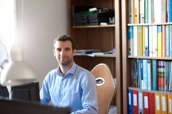 Empresário confiante no escritório — Fotografia de Stock