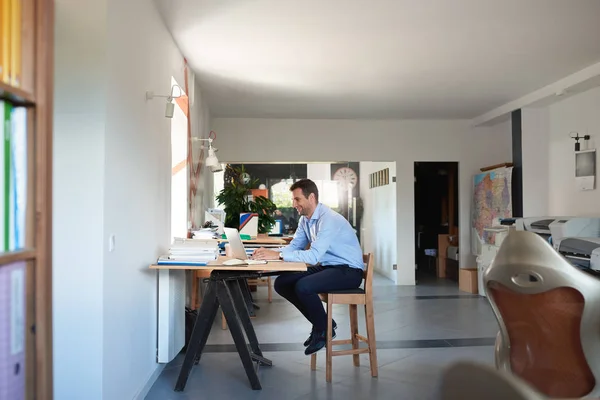 Confident businessman at work on laptop — Stock Photo, Image