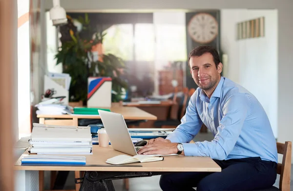 Empresário sentado à mesa — Fotografia de Stock