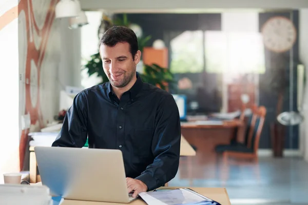 Businessman working on laptop at office — Stock Photo, Image