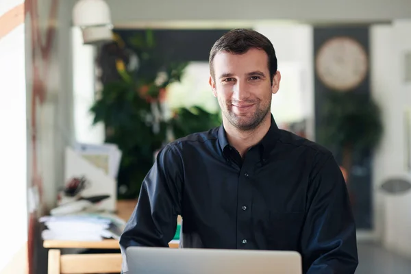 Succesvolle zakenman glimlachend op camera — Stockfoto