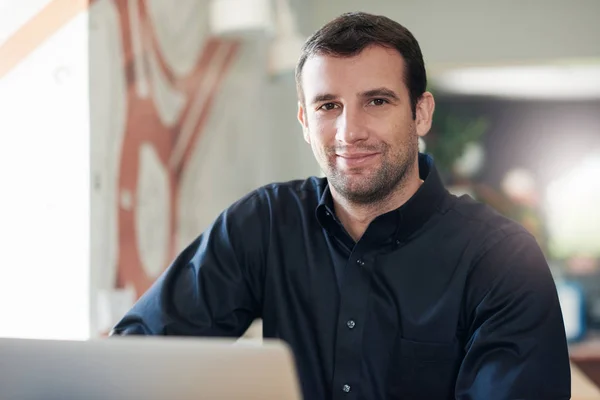 Zakenman glimlachend en met behulp van laptop — Stockfoto