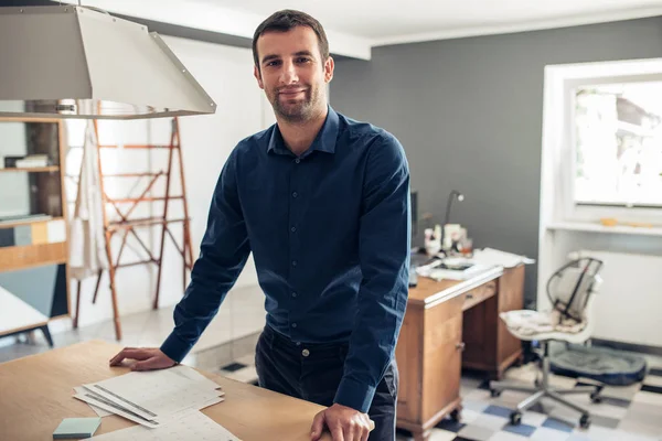 Biznesmen w dużej pracy studio — Zdjęcie stockowe