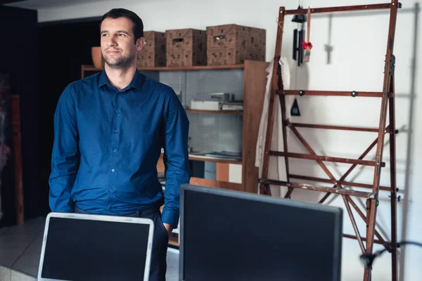 Zakenman in gedachte in kantoor — Stockfoto