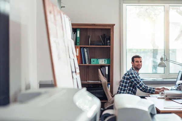 Smiling businessman working — Stock Photo, Image