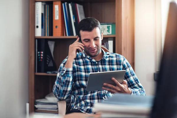 Affärsman talar på mobiltelefon — Stockfoto