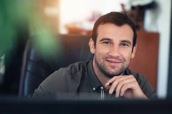 Empresário sorridente sentado no escritório — Fotografia de Stock