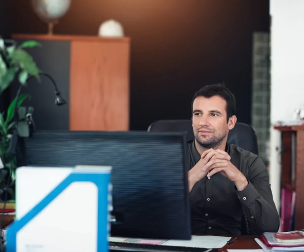 Hombre de negocios sentado en el escritorio en pensamiento —  Fotos de Stock