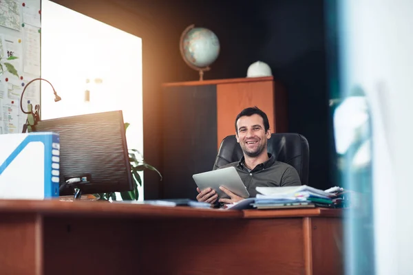 Empresario usando tableta en el escritorio — Foto de Stock