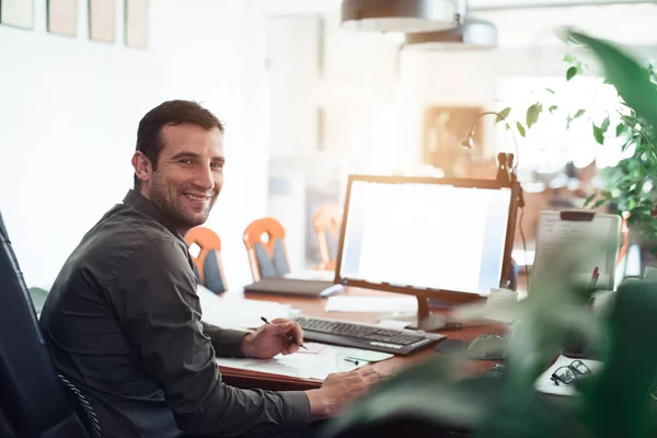 Geschäftsmann sitzt am Schreibtisch im Büro — Stockfoto