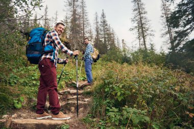 Arkadaşlar birlikte ormanda hiking gülümseyen
