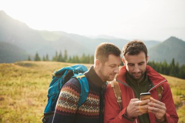 Cep telefonu kullanarak yürüyüş erkeklerde dişli 