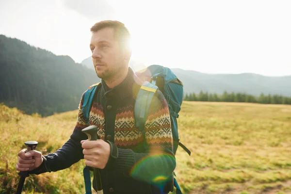 Jeune homme dehors pour treak en pleine nature — Photo