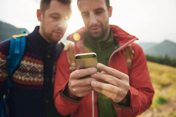 Dos hombres usando GPS — Foto de Stock