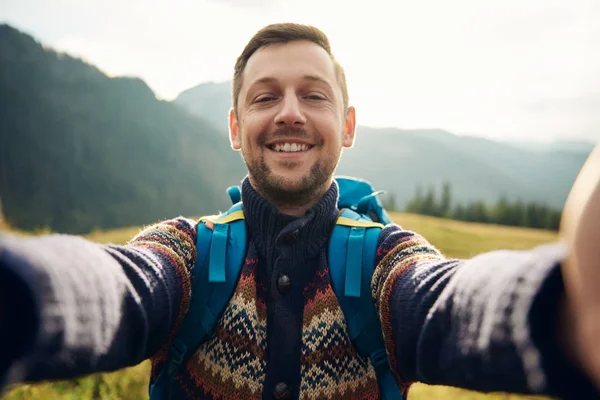 Homme souriant prenant selfie pendant la randonnée — Photo