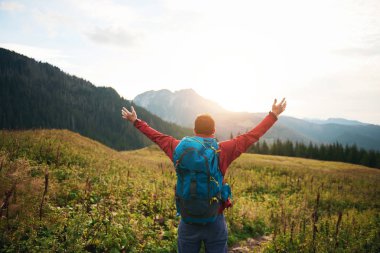 Adam doğarken göğe kaldırdı kollarını