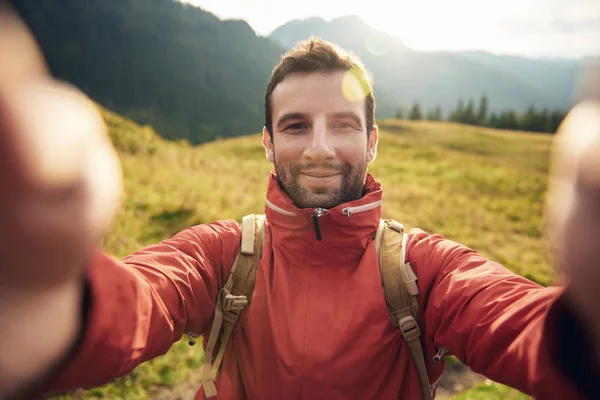 Mannen i vandringsutrustning tar selfie utanför — Stockfoto