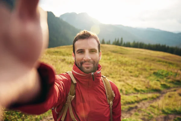 Az ember vesz selfie, míg ki trekking — Stock Fotó