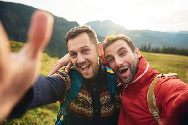 Dois jovens sorridentes tomando selfie — Fotografia de Stock