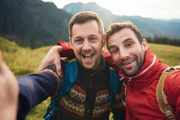 Smiling men taking selfie together — Stock Photo, Image