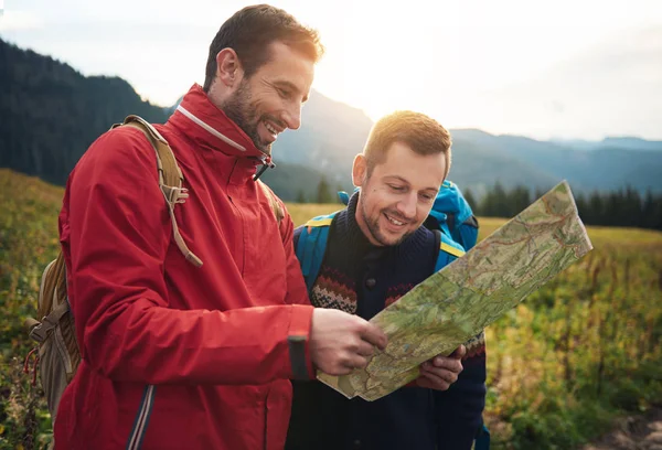 Mappa dei sentieri escursionistici di lettura uomini sorridenti — Foto Stock