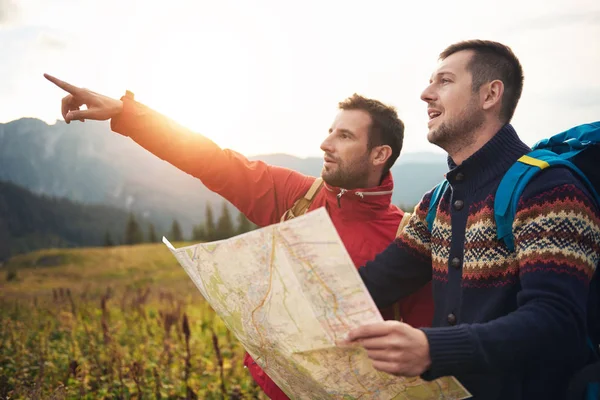 Мужчины читают карту маршрутов — стоковое фото