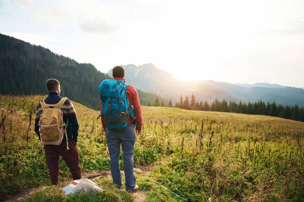 Des hommes admirant le lever du soleil — Photo