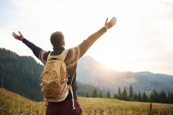 Mann mit in den Himmel gereckten Armen — Stockfoto