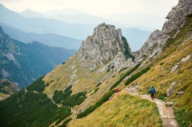 dişli hiking içinde iki genç adam