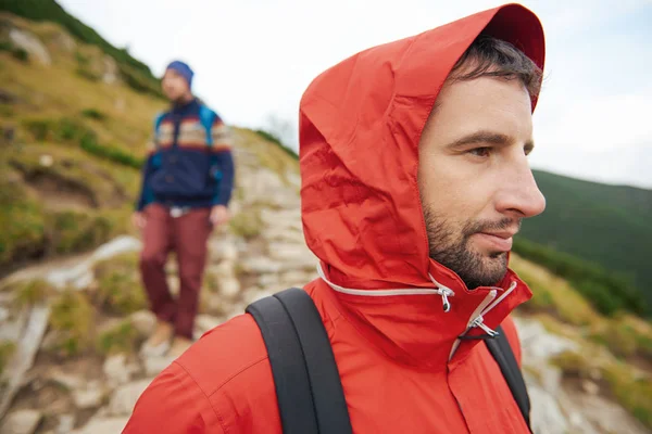 Hiker lantmäteri landskap med vän — Stockfoto